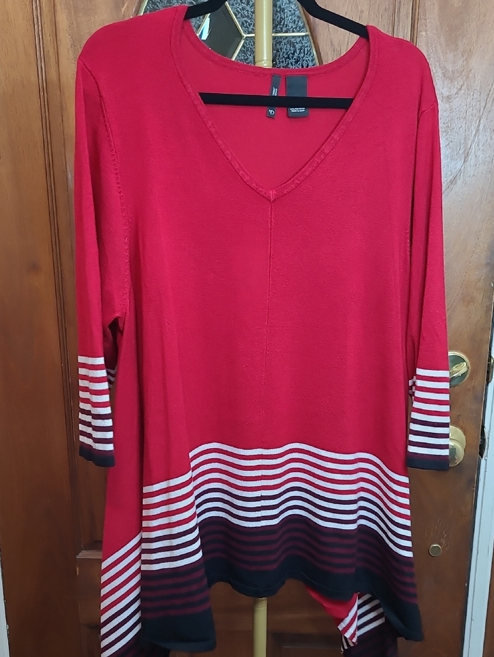 New Directions Red V-Neck Lightweight Sweater with Striped Shark Bite Hem (3X)